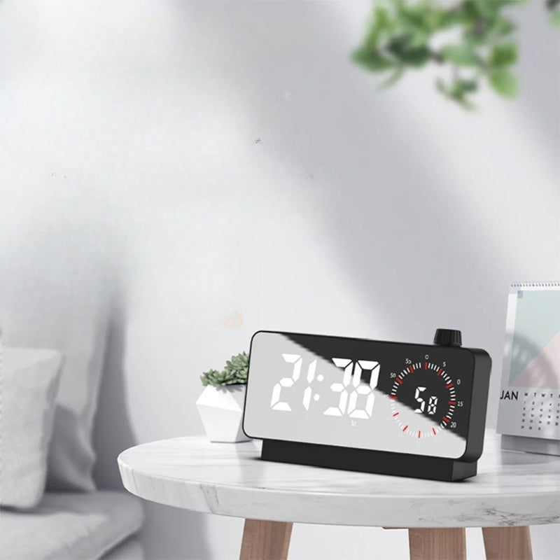 Réveil Multifonction Gestionnaire de Temps sur une table de marbre