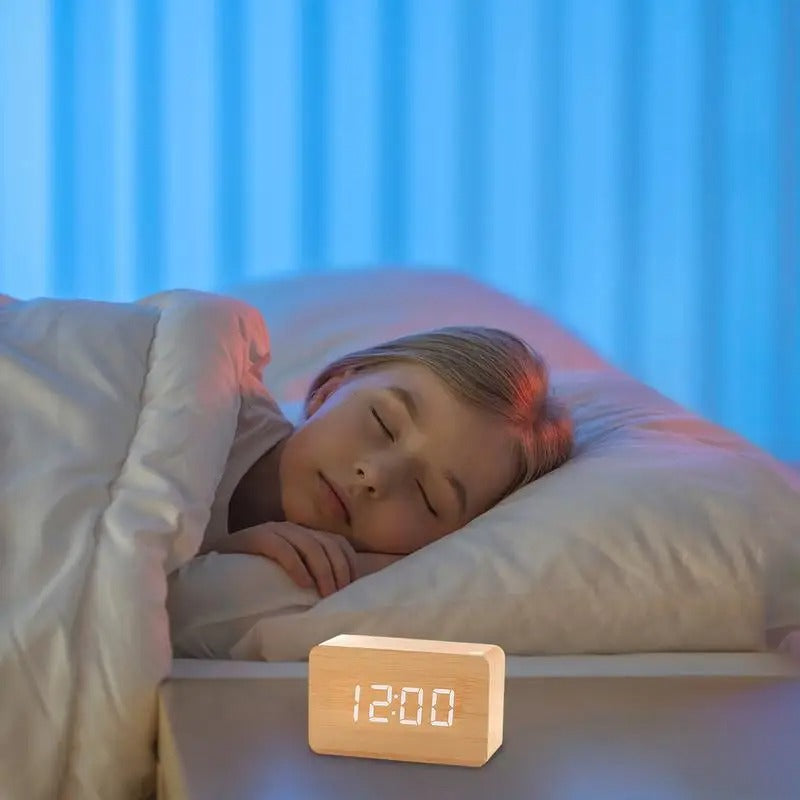 Réveil Bois Naturel LED Minimaliste - Affichage Blanc et Design Épuré