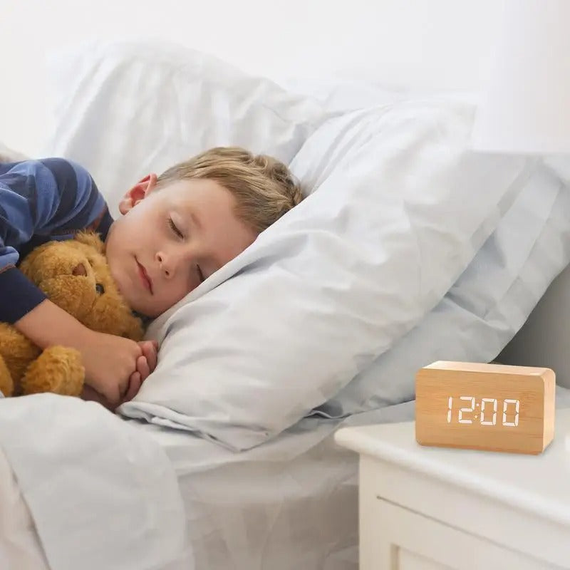 Réveil Bois Naturel LED Minimaliste - Affichage Blanc et Design Épuré