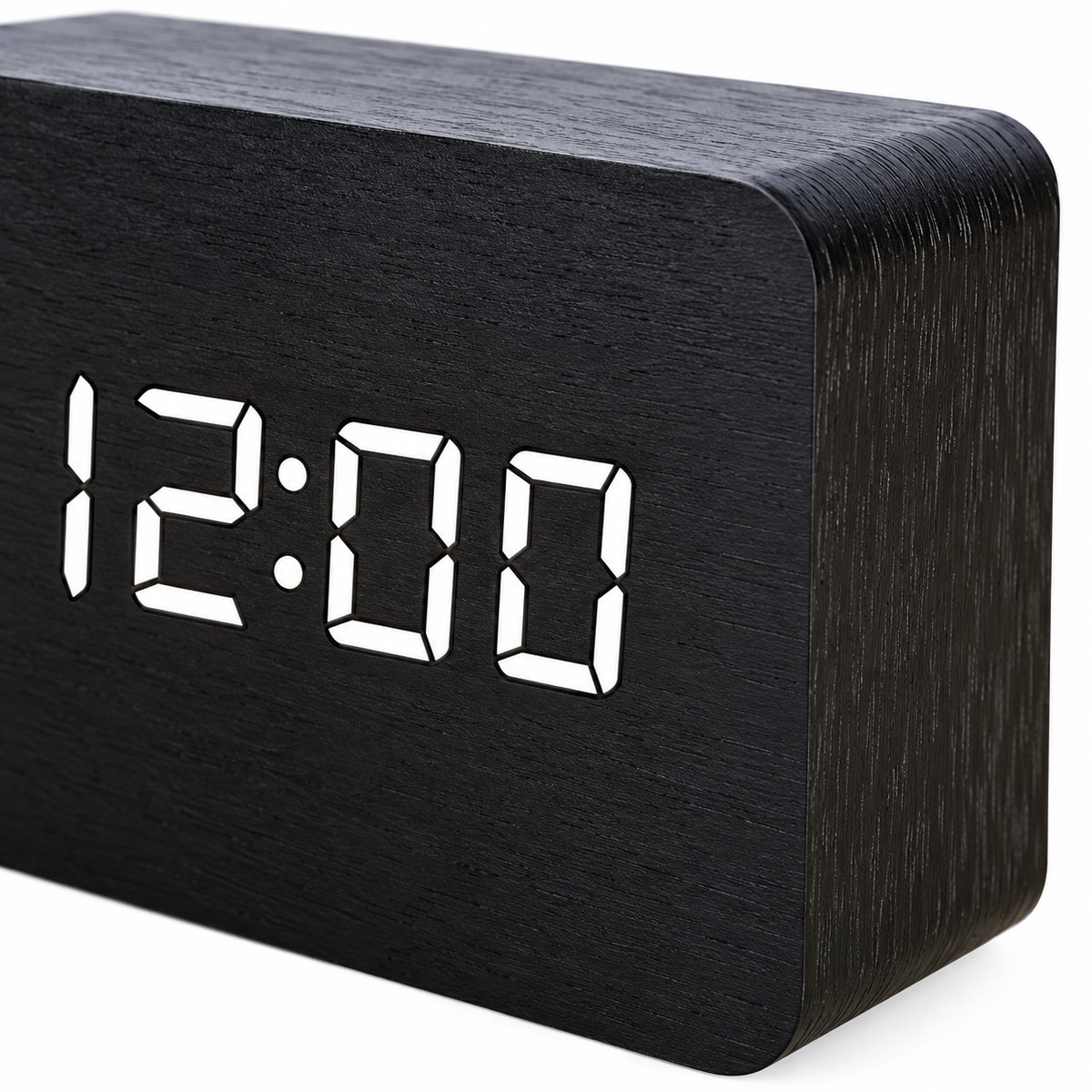 Gros plan sur le grain bois et les chiffres LED blancs du réveil cube