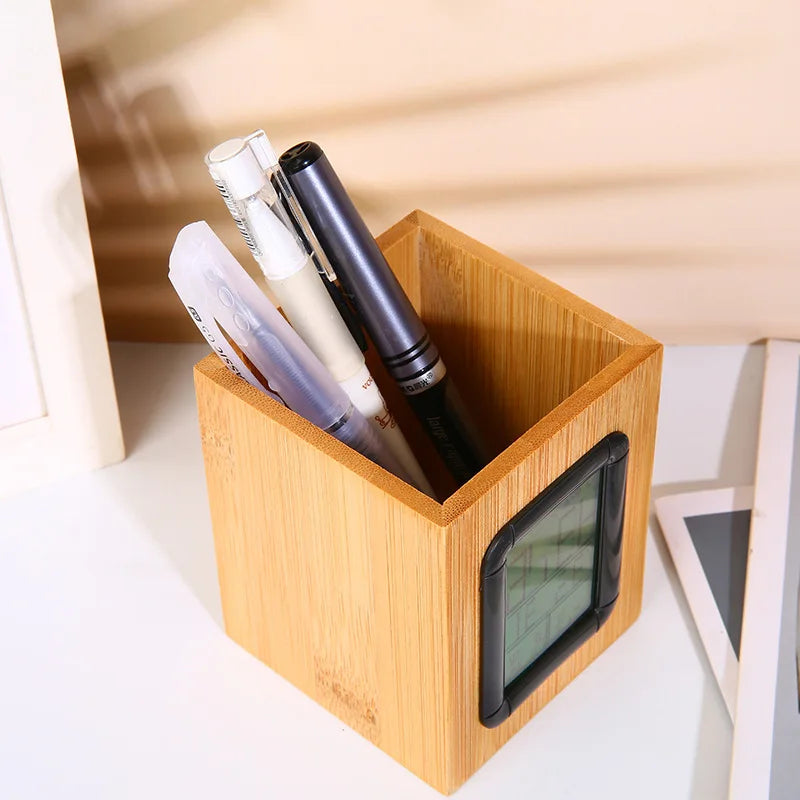 Réveil Digital en Bois avec Pot à Stylos Intégré – Organiseur de Bureau Élégant