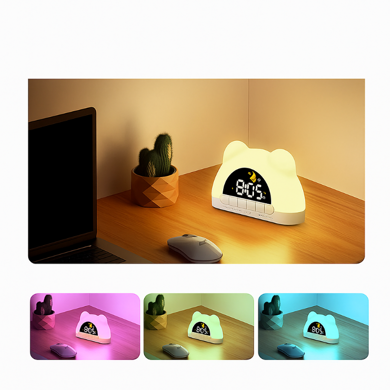 Un Doux Reveils Réveil Digital pour Enfant Coloré en forme d'ours brille sur un bureau à côté d'un ordinateur portable, d'une souris et d'un cactus. En dessous, trois images montrent l'horloge éclairée dans des teintes roses, vertes et bleues.