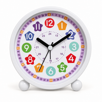 Réveil éducatif enfant blanc, cadran coloré avec heures et minutes, vue de face