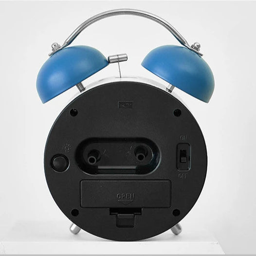 Arrière du Réveil Enfant 7 Ans Métal Silencieux Double Cloche bleu avec compartiment pile et bouton ON/OFF.

