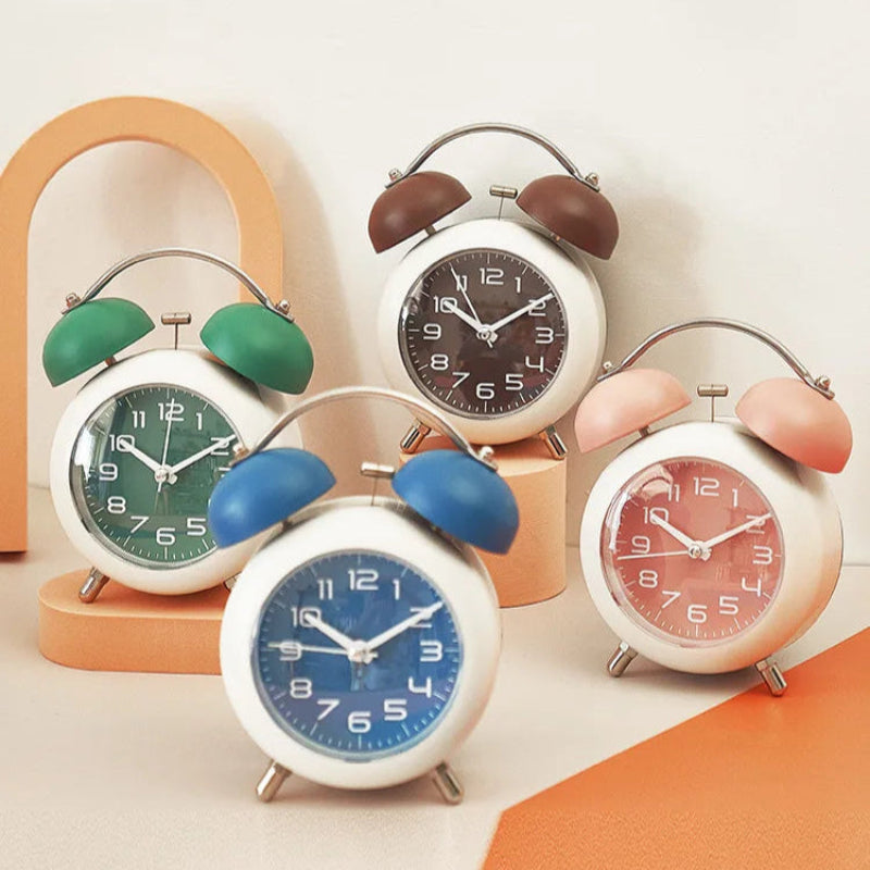 Réveil Enfant 7 Ans Métal Silencieux Double Cloche bleu vintage en premier plan, autres couleurs en arrière-plan.