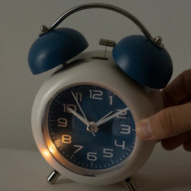 Réveil Enfant 7 Ans Métal Silencieux Double Cloche rose pastel, style vintage élégant.