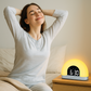 Femme se réveillant avec sourire grâce au Réveil Simulateur d’Aube Digital Double Face lumineux.