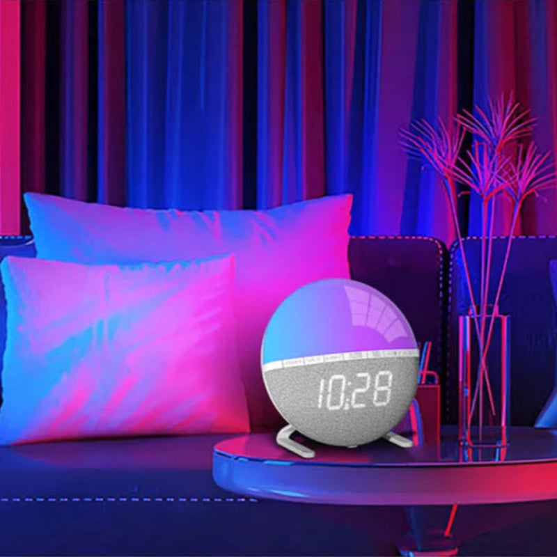 Réveil Simulateur d’Aube Design Tissu Gris en lumière blanche douce, couple dormant paisiblement.