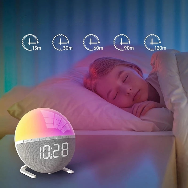 Réveil Simulateur d’Aube Design Tissu Gris sur table de nuit, enfant s’amusant sous lumière colorée