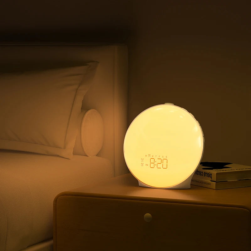 Réveil Simulateur d’Aube Lumineux sur table en bois, lumière jaune chaude et relaxante.