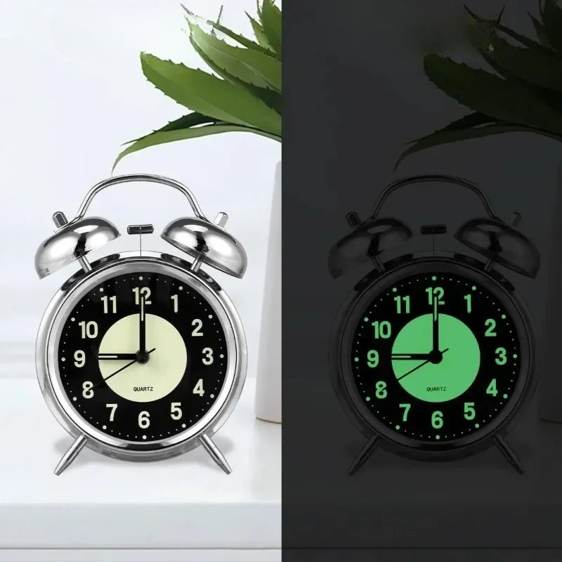 Réveil Vintage Double Cloche 3 Pouces argenté avec cadran lumineux vert sur table de chevet.