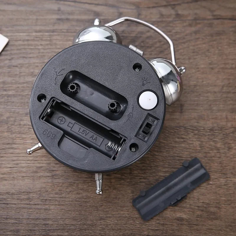 Réveil Vintage Double Cloche 3 Pouces – compartiment à piles AA visible à l’arrière.