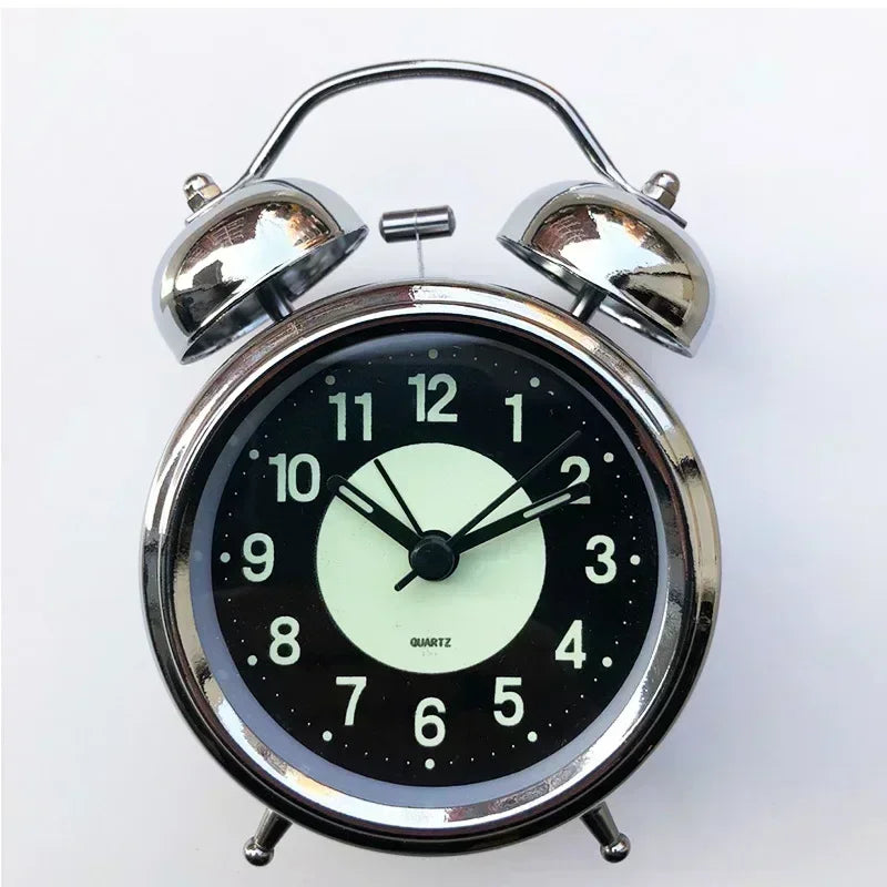 Réveil Vintage Double Cloche 3 Pouces argenté avec cadran noir et centre phosphorescent vert.