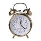 Réveil vintage en métal couleur laiton à double cloche, cadran blanc et chiffres noirs.