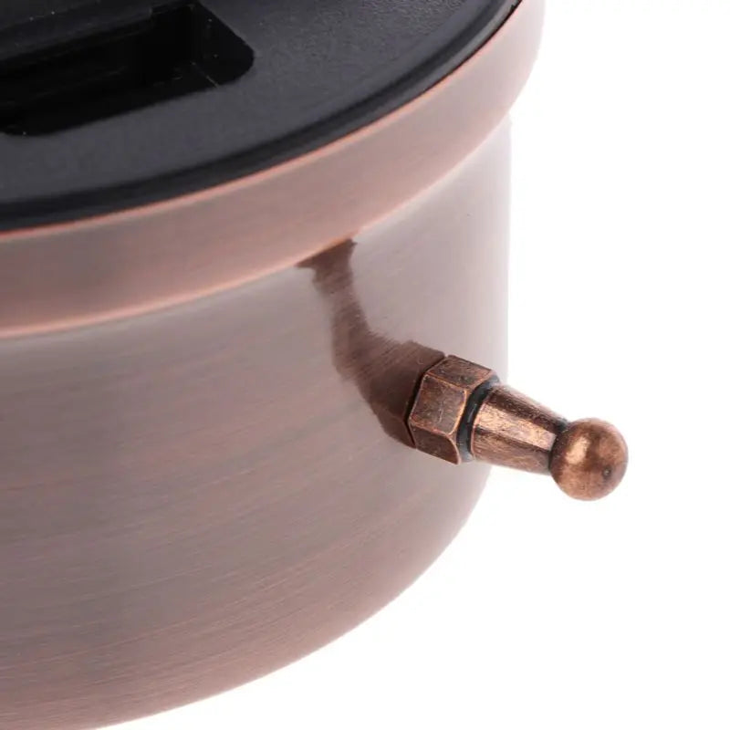 Gros plan du pied en métal du réveil vintage de style rétro.