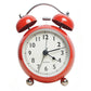 Réveil Vintage Métal Rouge avec Double Cloche sur un fond blanc