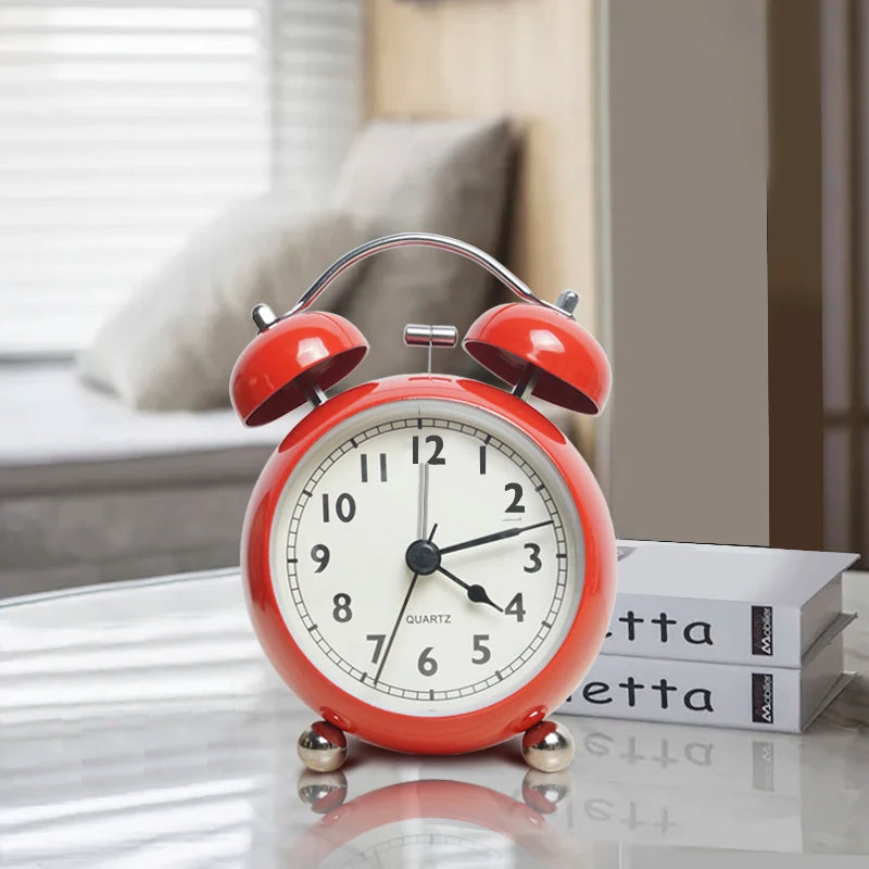 Réveil Vintage Métal avec Double Cloche de couleur rouge posé sur une table de couleur rouge 