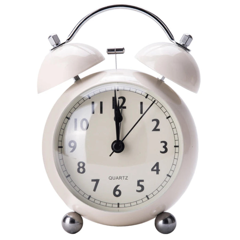 Réveil Vintage Métal Rouge avec Double Cloche de couleur blanche sur un fond blanc
