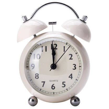 Réveil Vintage Métal Rouge avec Double Cloche de couleur blanche sur un fond blanc