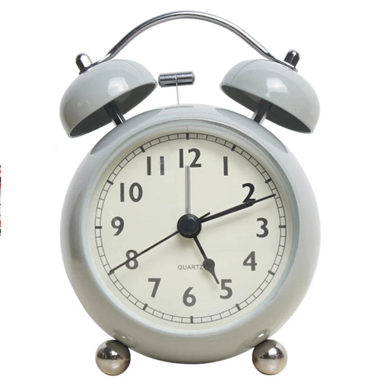 Réveil Vintage Métal avec Double Cloche de couleur grise sur fond blanc 