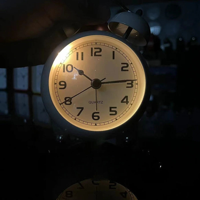 Réveil Vintage Métal avec Double Cloche dans une ambiance nocturne allumé 