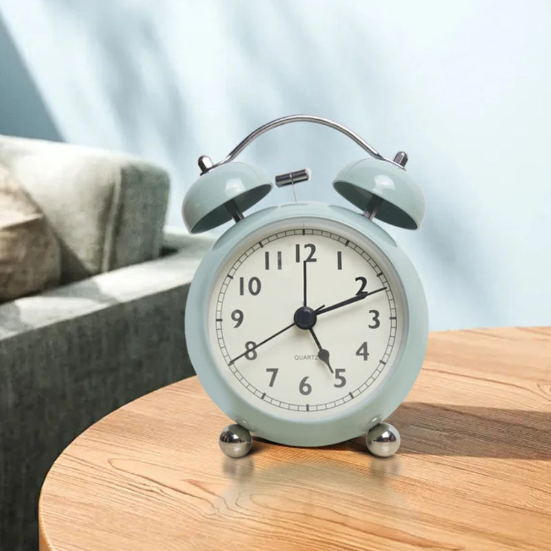 Réveil Vintage Métal avec Double Cloche posé sur une table de salon