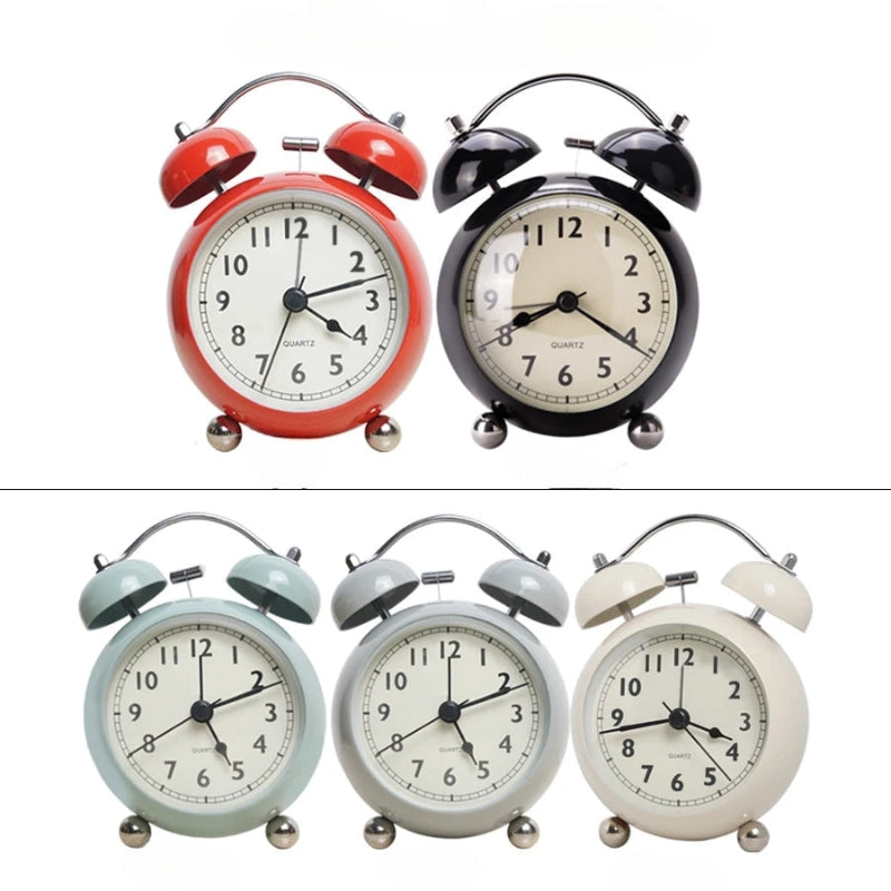 Réveil Vintage Métal avec Double Cloche  au nombre de cinq de differente couleur posé sur fond blanc