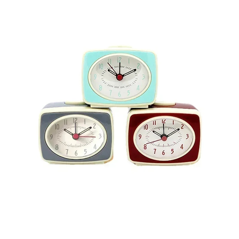 Réveil Vintage Nordique avec Aiguilles Fluorescentes au nombre de tois , rouge, gris, vert sur fond blanc 