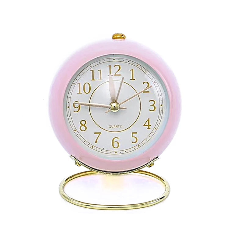  Réveil Vintage Silencieux Rond Rose crème sur fond uni, mettant en valeur son support doré raffiné.