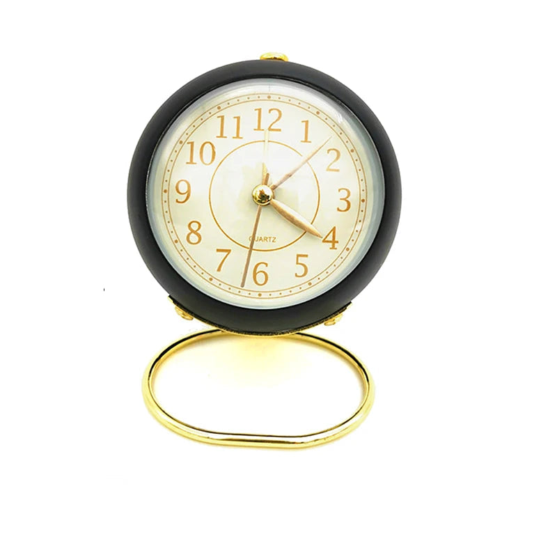  Réveil Vintage Silencieux Rond Noir crème sur fond uni, mettant en valeur son support doré raffiné.