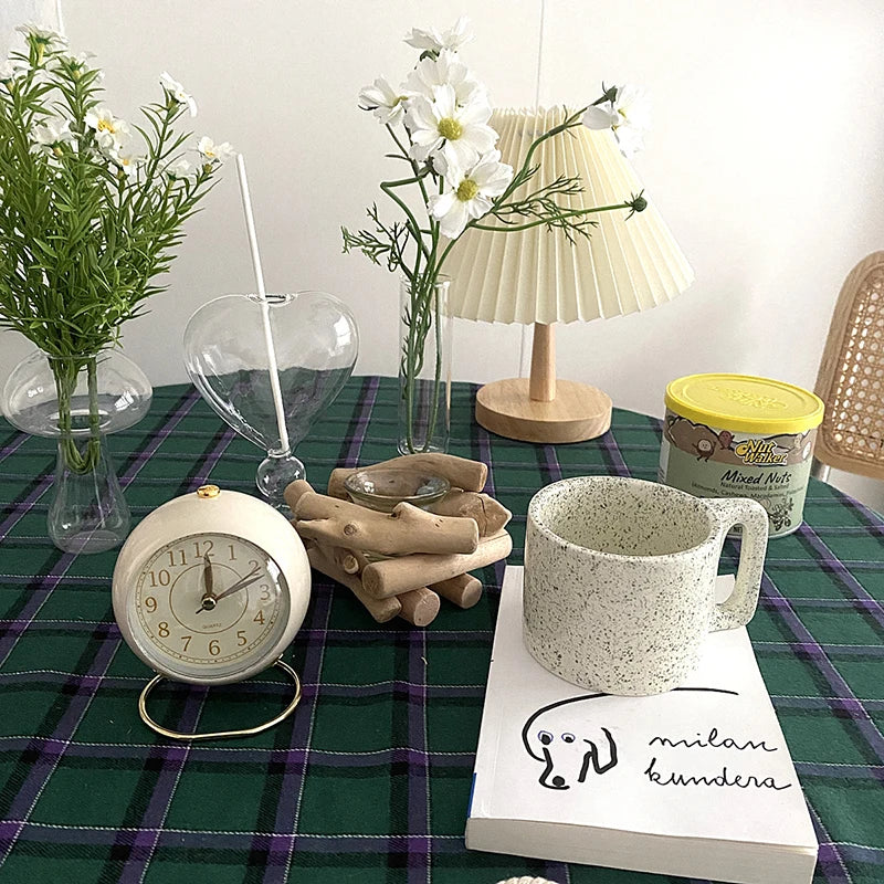 Réveil Vintage Silencieux Rond crème sur table avec fleurs, tasse et livre, ambiance cosy de bureau ou chambre.